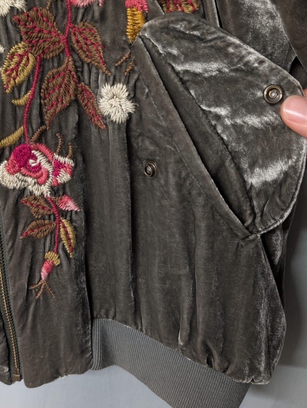 Johnny Was Chrys Olive Silk Velvet Bomber Jacket Floral Embroidery Size XS - Picture 5 of 11